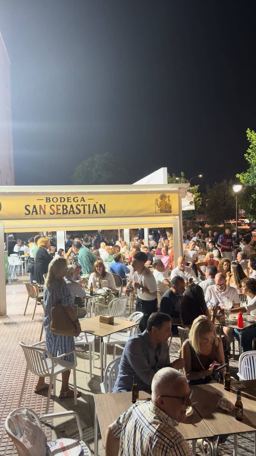 La terraza de noche, con el rótulo iluminado